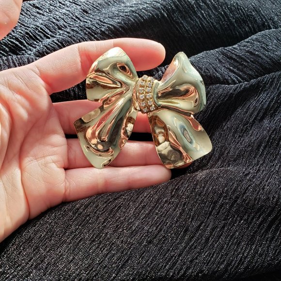 Vintage Large Gold Tone Bow with Rhinestone Centre Collar Pin - Picture 11 of 11